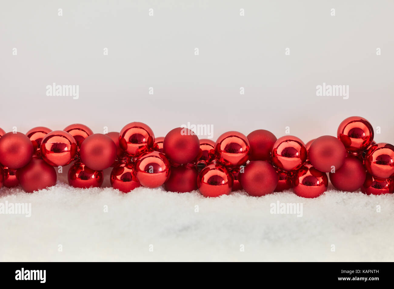 Décoration fond rouge de Noël avec de la neige et de l'espace blanc vide Banque D'Images Décoration fond rouge de Noël avec de la neige et de l'espace blanc vide Banque D'Images