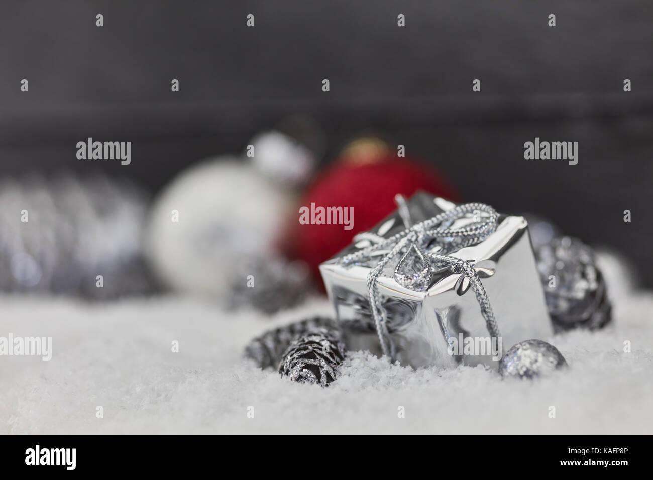 Cadeau ou présent dans l'argent dans la neige comme fond de Noël Banque D'Images Cadeau ou présent dans l'argent dans la neige comme fond de Noël Banque D'Images