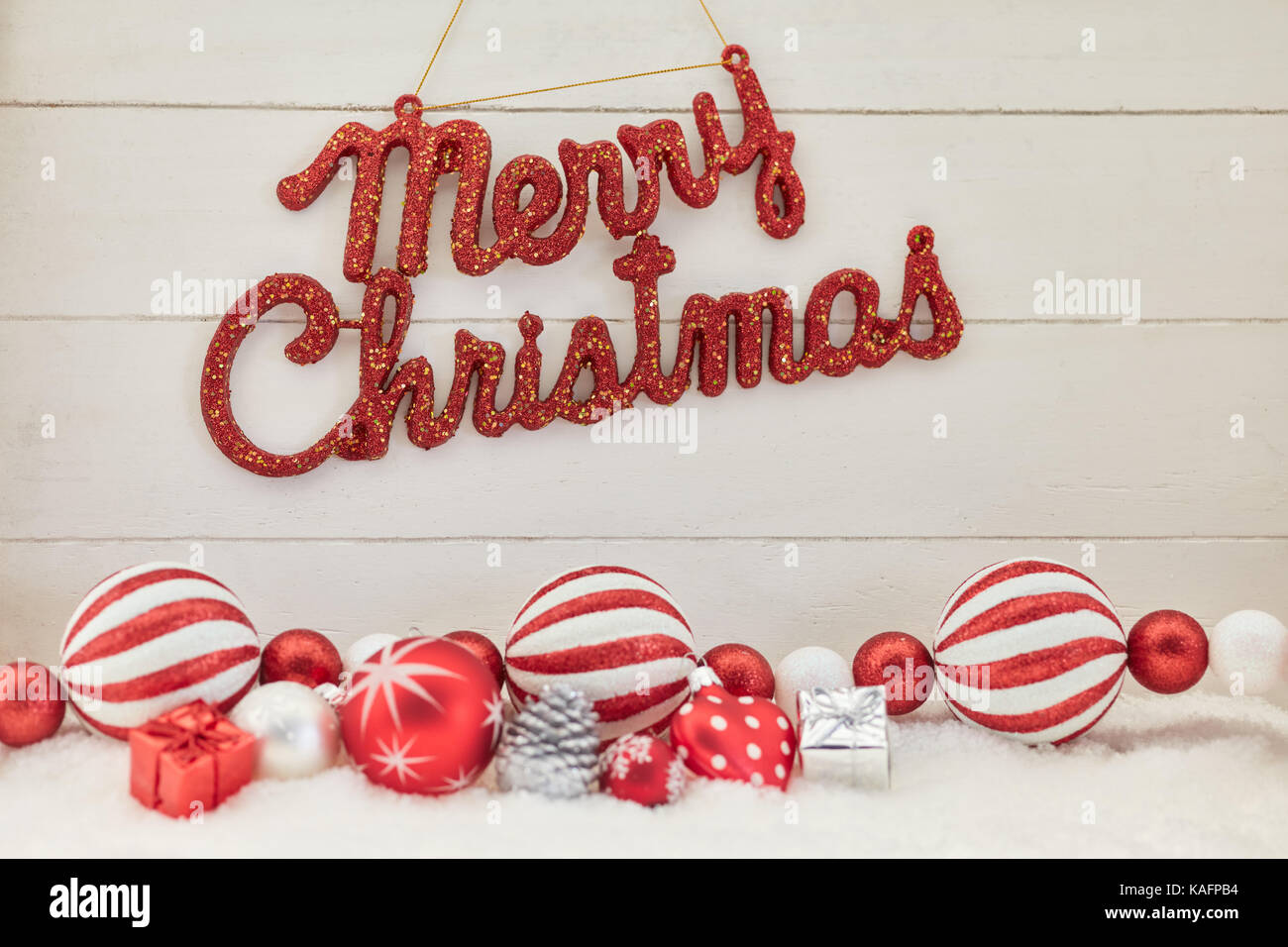 Joyeux noël texte avec décoration de Noël en rouge et blanc Banque D'Images Joyeux noël texte avec décoration de Noël en rouge et blanc Banque D'Images