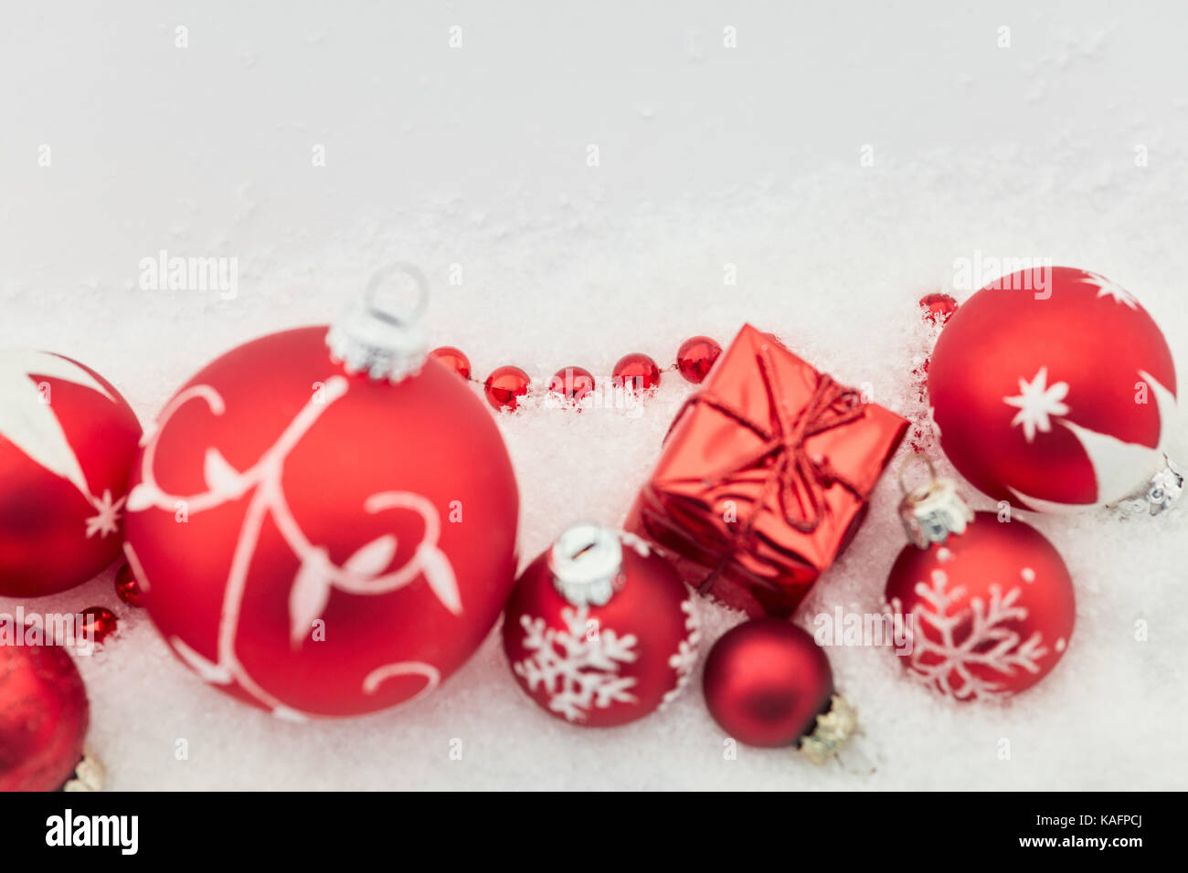 Fond de noël avec décoration et boules rouges Banque D'Images Fond de noël avec décoration et boules rouges Banque D'Images