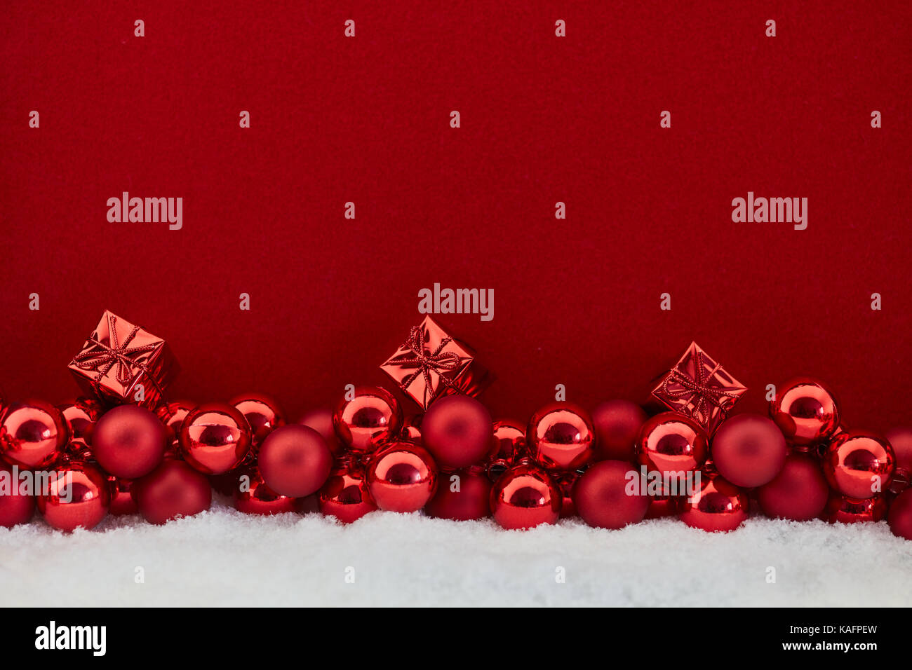 Fond de Noël avec des cadeaux et décoration de Noël Banque D'Images Fond de Noël avec des cadeaux et décoration de Noël Banque D'Images