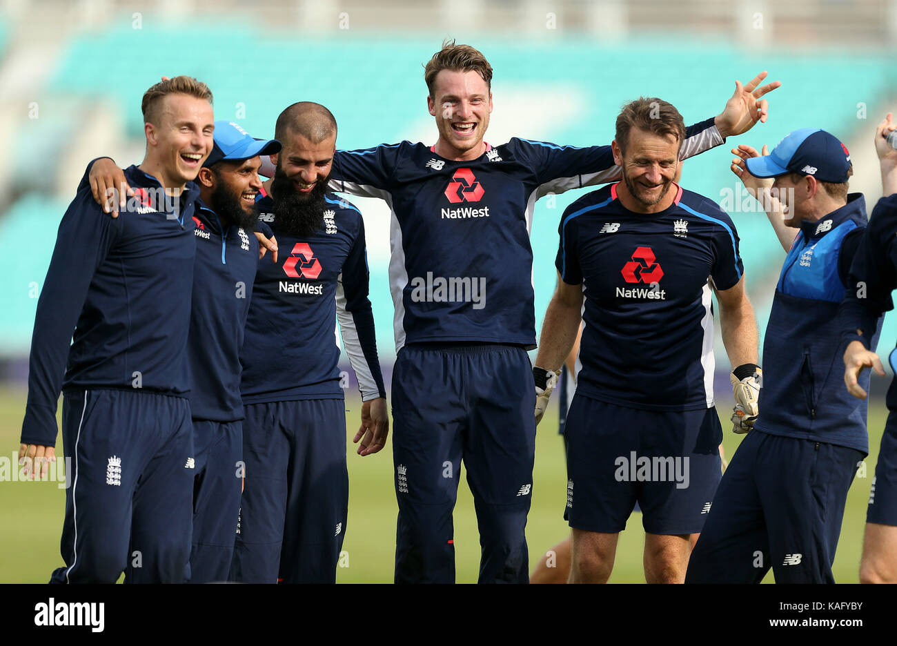 L'Angleterre (de gauche à droite) Tom Curran, Adil Rashid, moeen ali, Jos buttler, entraîneur Kevin cirées et eoin morgan lors d'une session à l filets kia oval, Londres. Banque D'Images