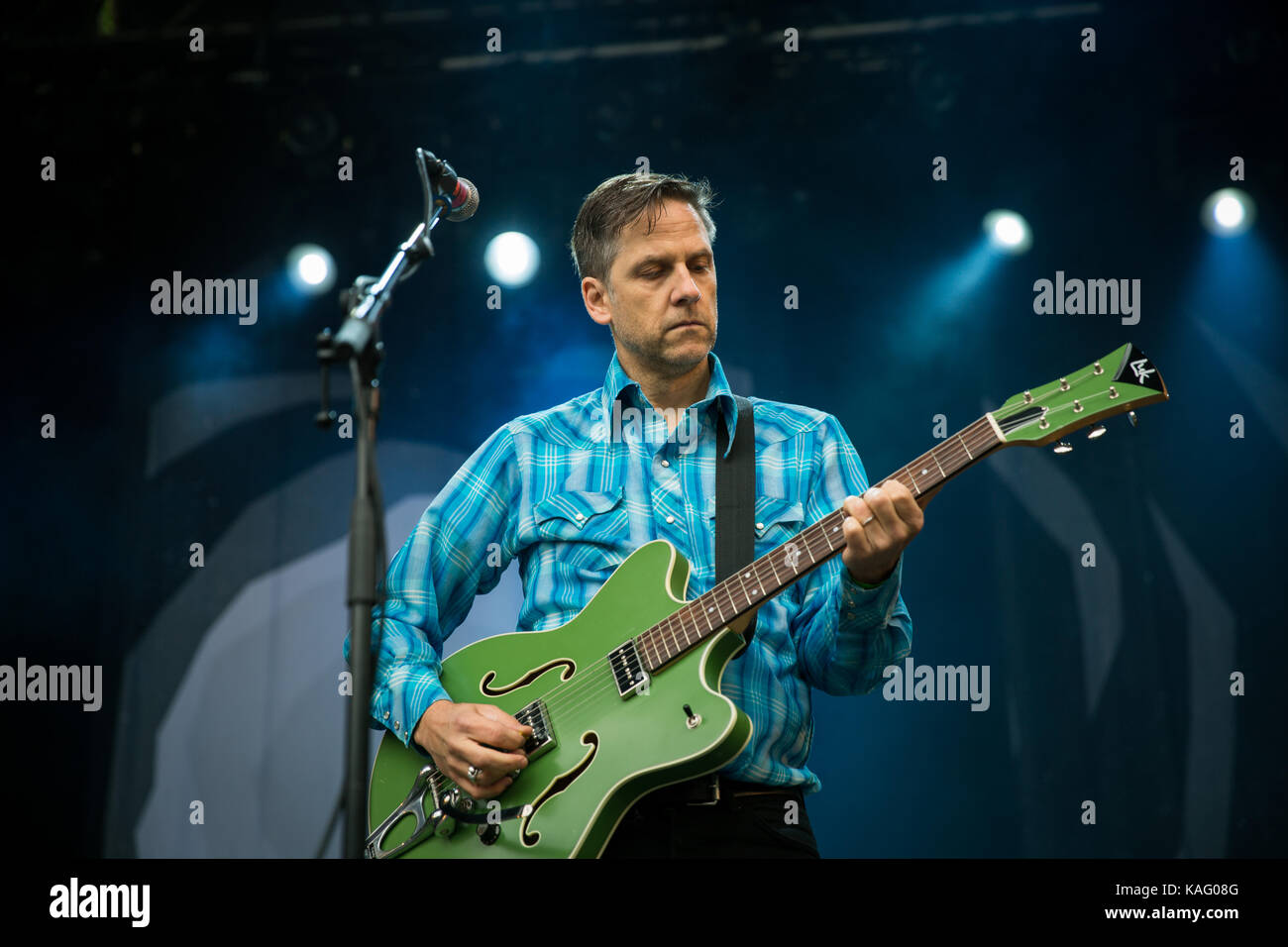 Le groupe américain Calexico joue un concert au festival de musique norvégien Bergenfest 2015 à Bergen. Ici, le chanteur et musicien Joey Burns est photographié en direct sur scène. Norvège, 12/06 2015. Banque D'Images