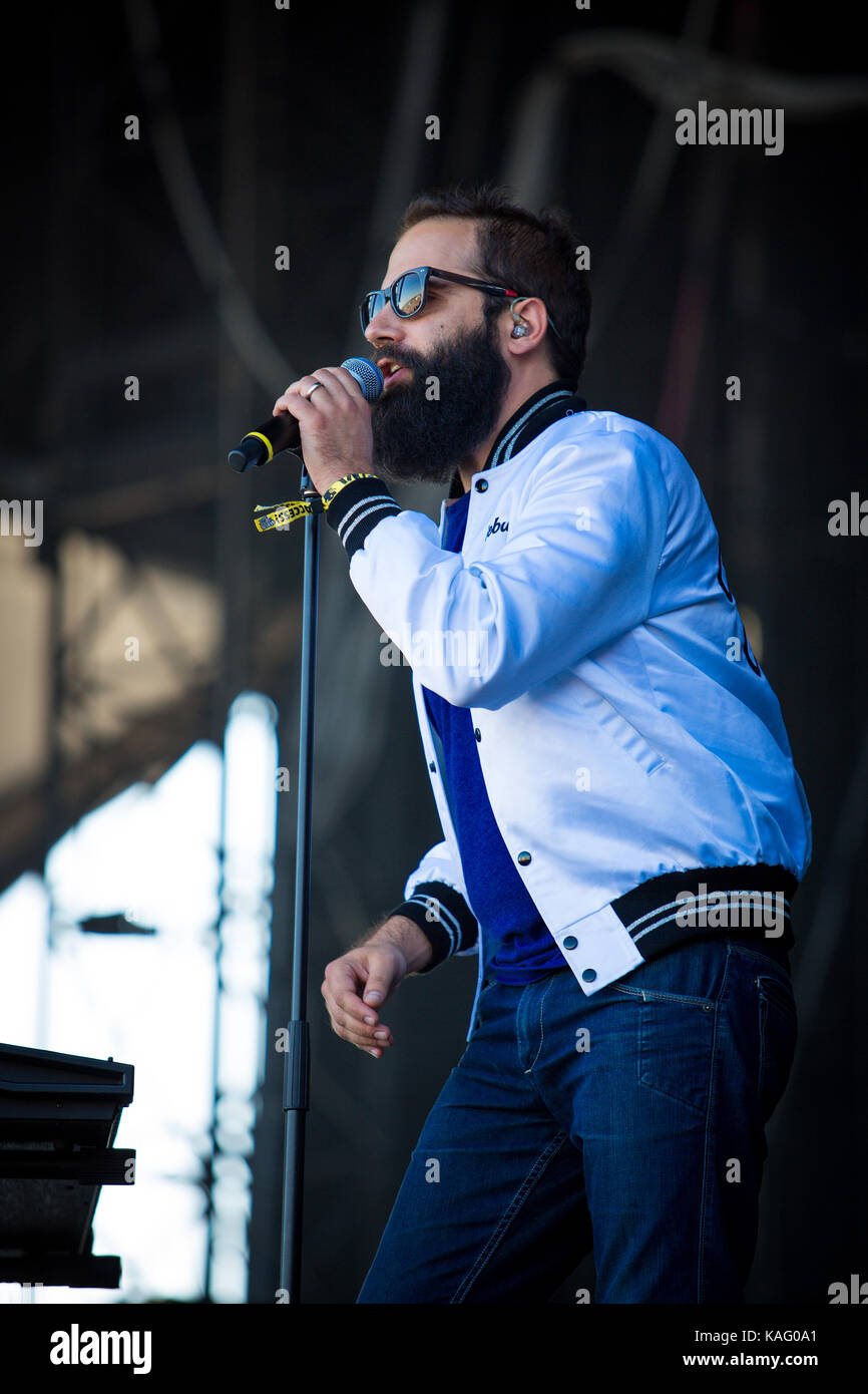 Le groupe de pop indie américain capital cities effectue un concert live au festival de musique allemand au festival de Berlin 2013. ici chanteur, auteur-compositeur et musicien sebu simonian est représenté sur scène. Allemagne, 06/09 2013. Banque D'Images