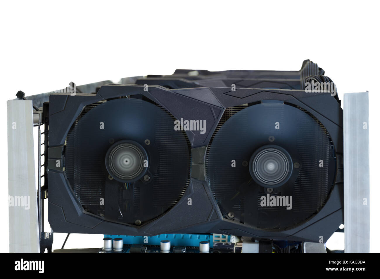 La ferme de l'ordinateur avec carte vidéo pour l'exploitation minière monnaie crypto. photo gros plan avec une faible profondeur de champ. isoler sur fond blanc. Banque D'Images