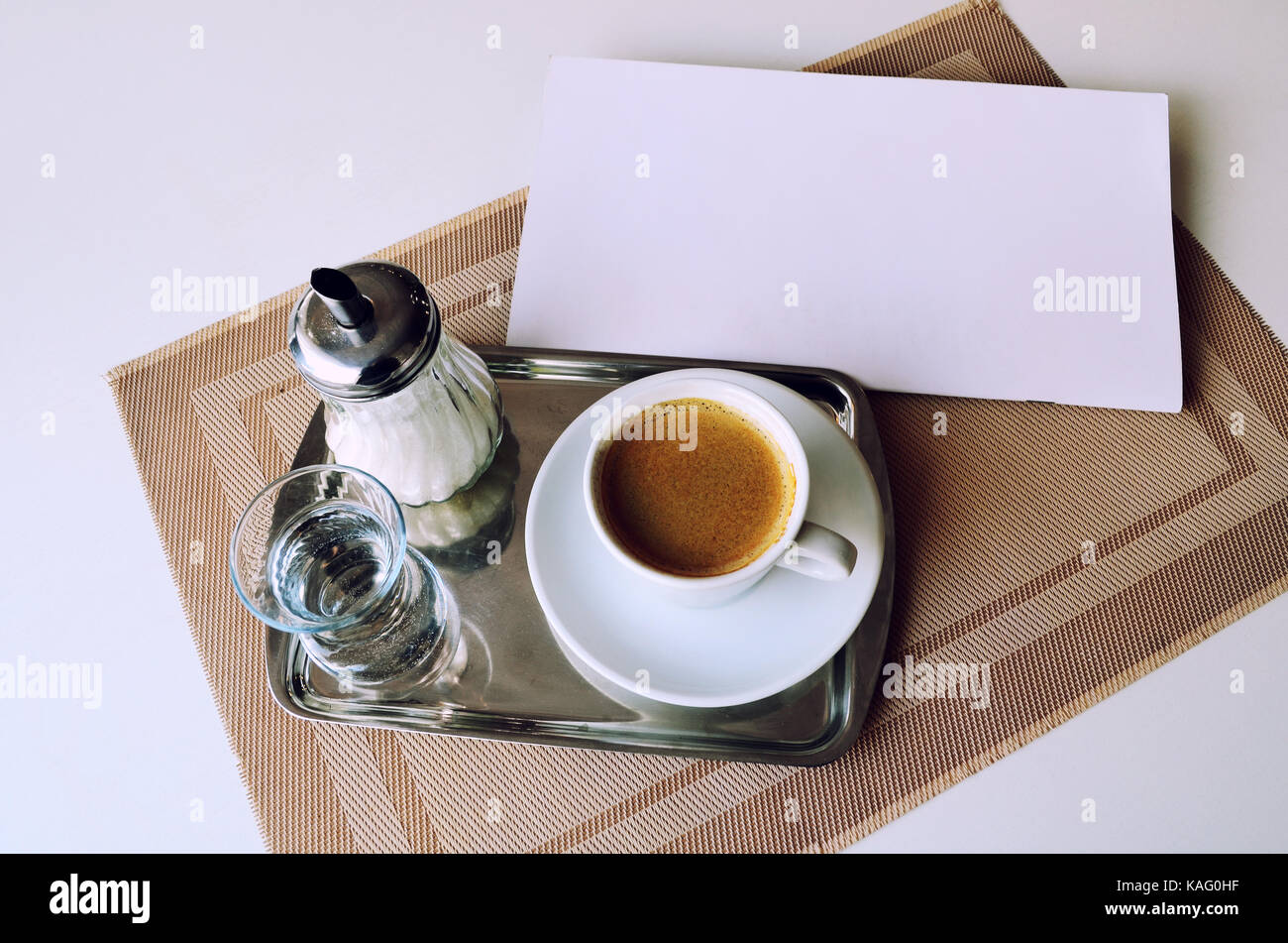 Servir Le Cafe Au Restaurant Le Cafe Un Verre D Eau Et Le Sucre Sur Un Fer A Repasser Photo Stock Alamy