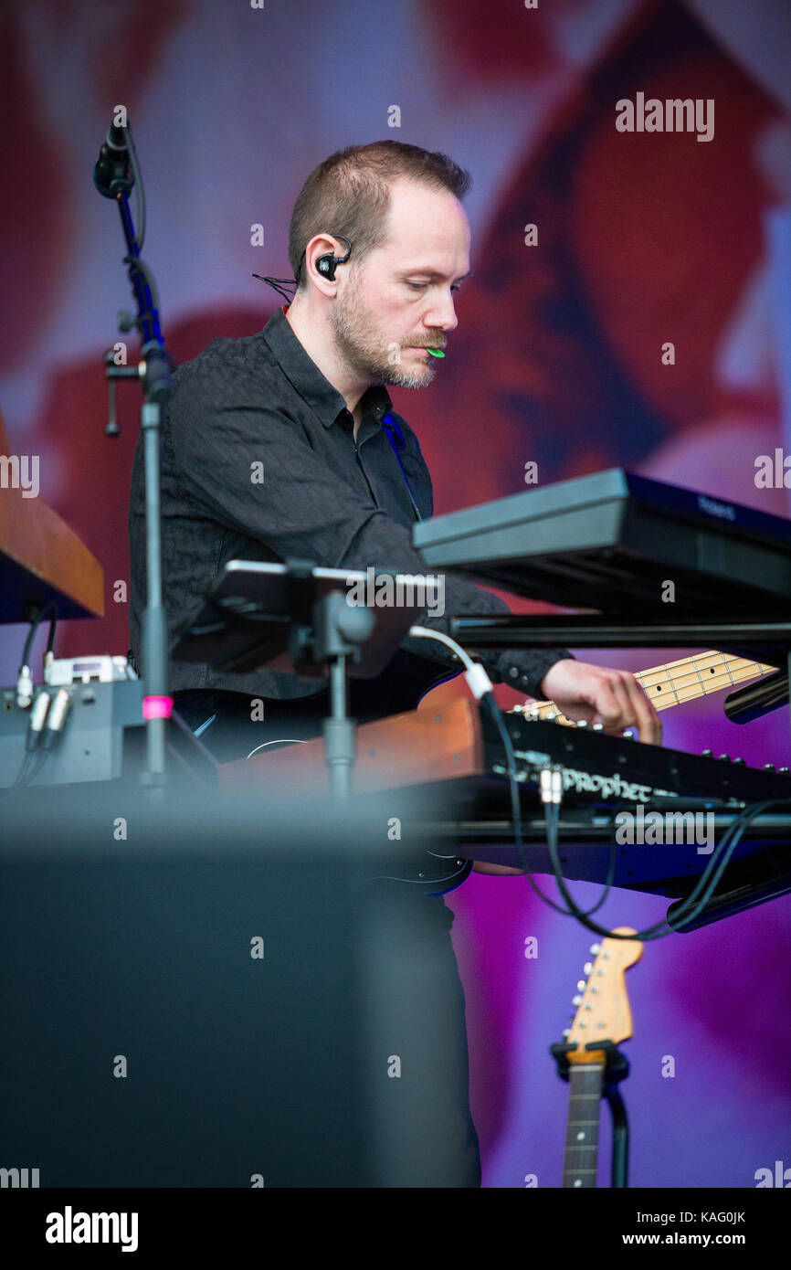 Le groupe écossais électro- et synthpop CHVRCHES (stylisé comme CHVRCHΞS) joue un concert au festival de musique Lollapalooza 2015 à Berlin. Ici, le musicien Iain Cook sur synth est photographié en direct sur scène. Allemagne, 12/09 2015. Banque D'Images