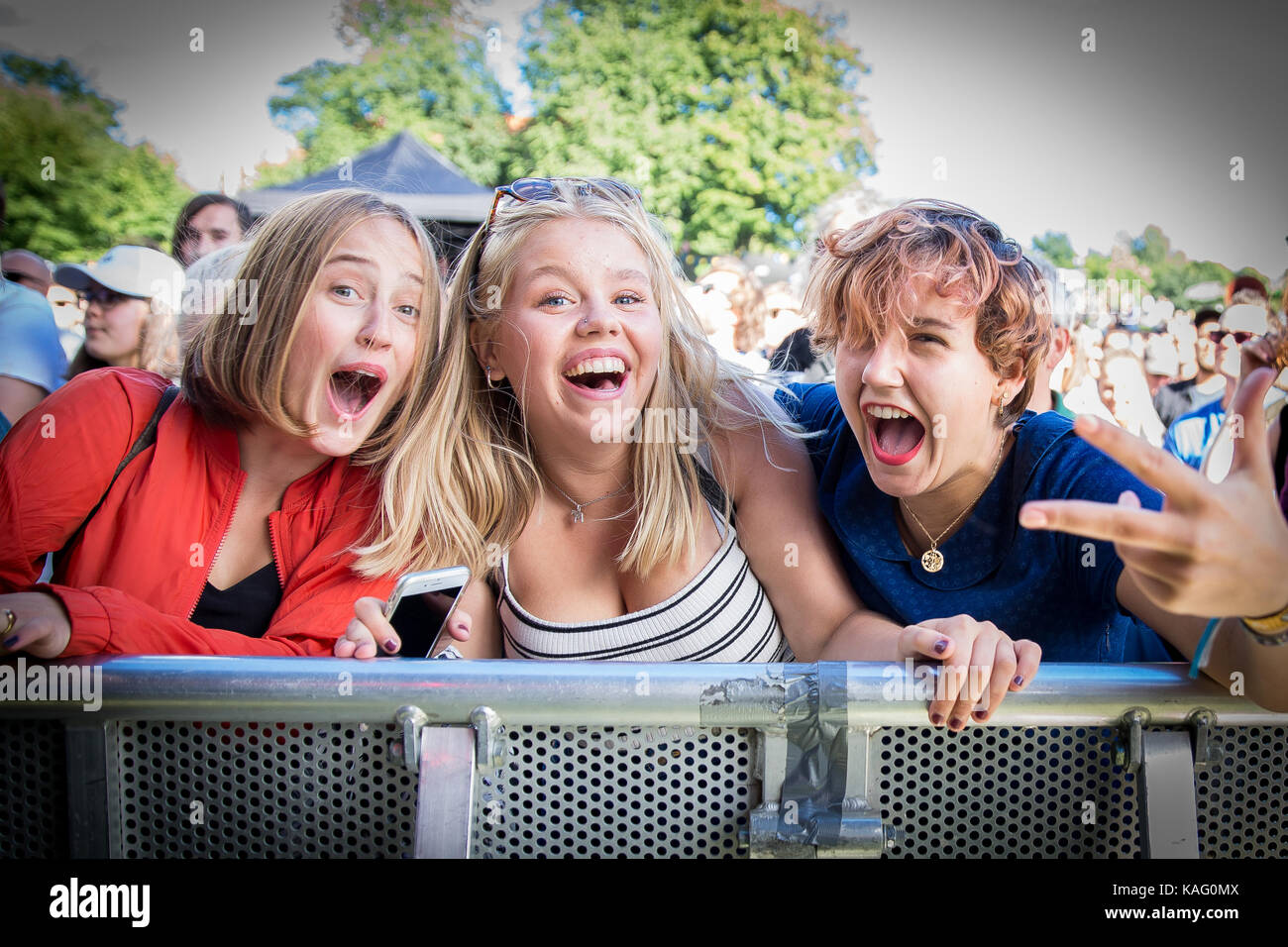 Les amateurs de festivals et de musique assistent à l'un des nombreux concerts en direct du festival de musique norvégien Øyafestivalen 2016 à Oslo. Norvège, 11/08 2016. Banque D'Images