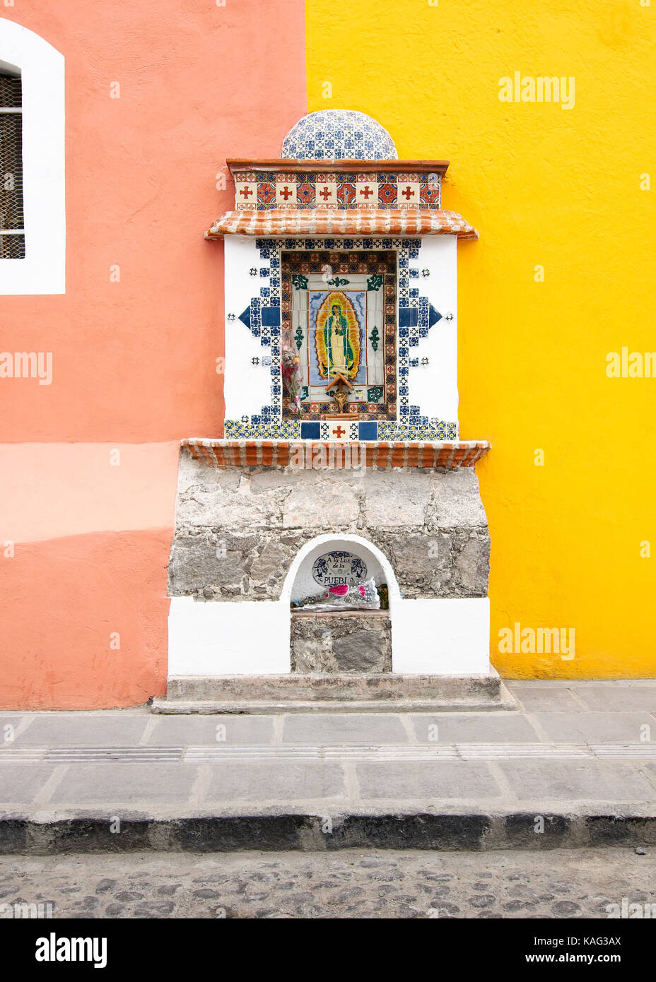 Puebla City, Puebla, Mexique - 2016: Statue de la Vierge Marie avec des décorations de talavera dans une rue près du centre-ville. Banque D'Images