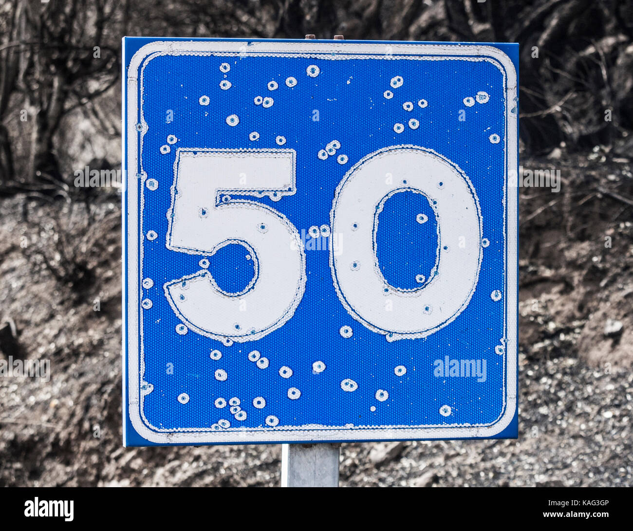 Panneau routier utilisé pour la cible par les chasseurs en espagne Banque D'Images