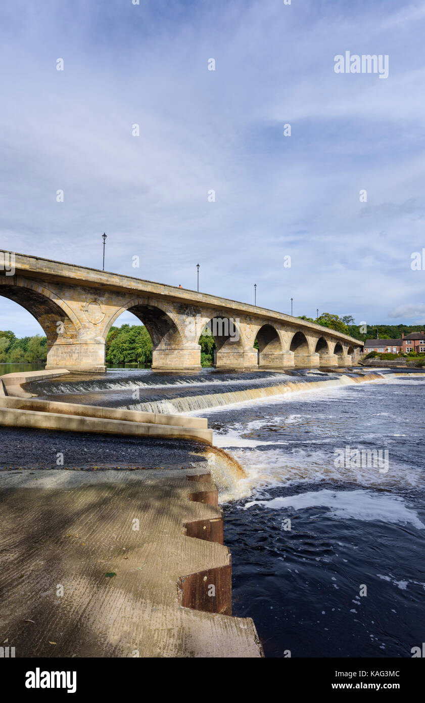 Pont sur la rivière Tyne Hexham dans le Northumberland avec a récemment terminé la défense contre les inondations satellite Banque D'Images
