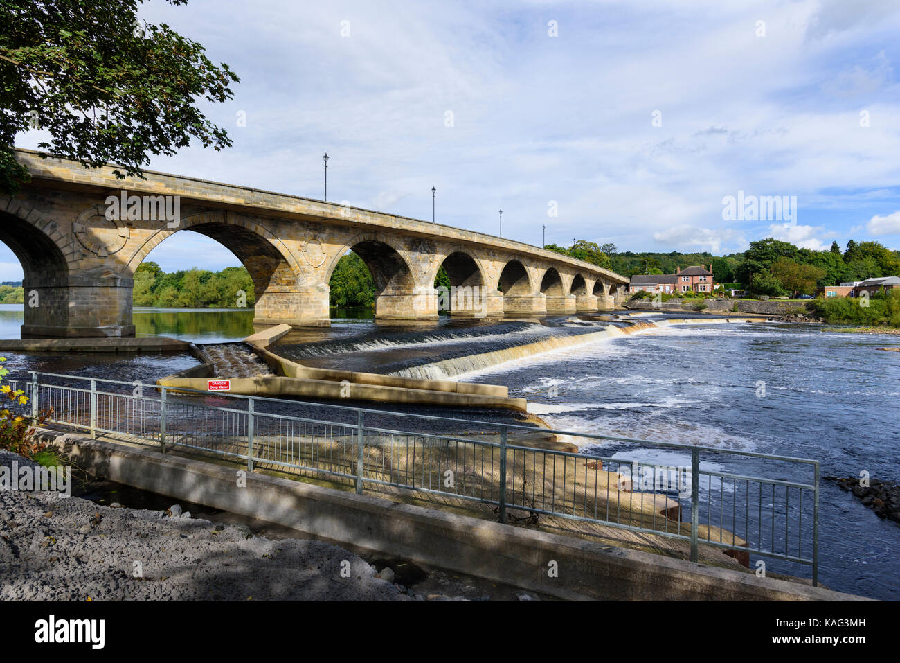 Pont sur la rivière Tyne Hexham dans le Northumberland avec a récemment terminé la défense contre les inondations satellite Banque D'Images