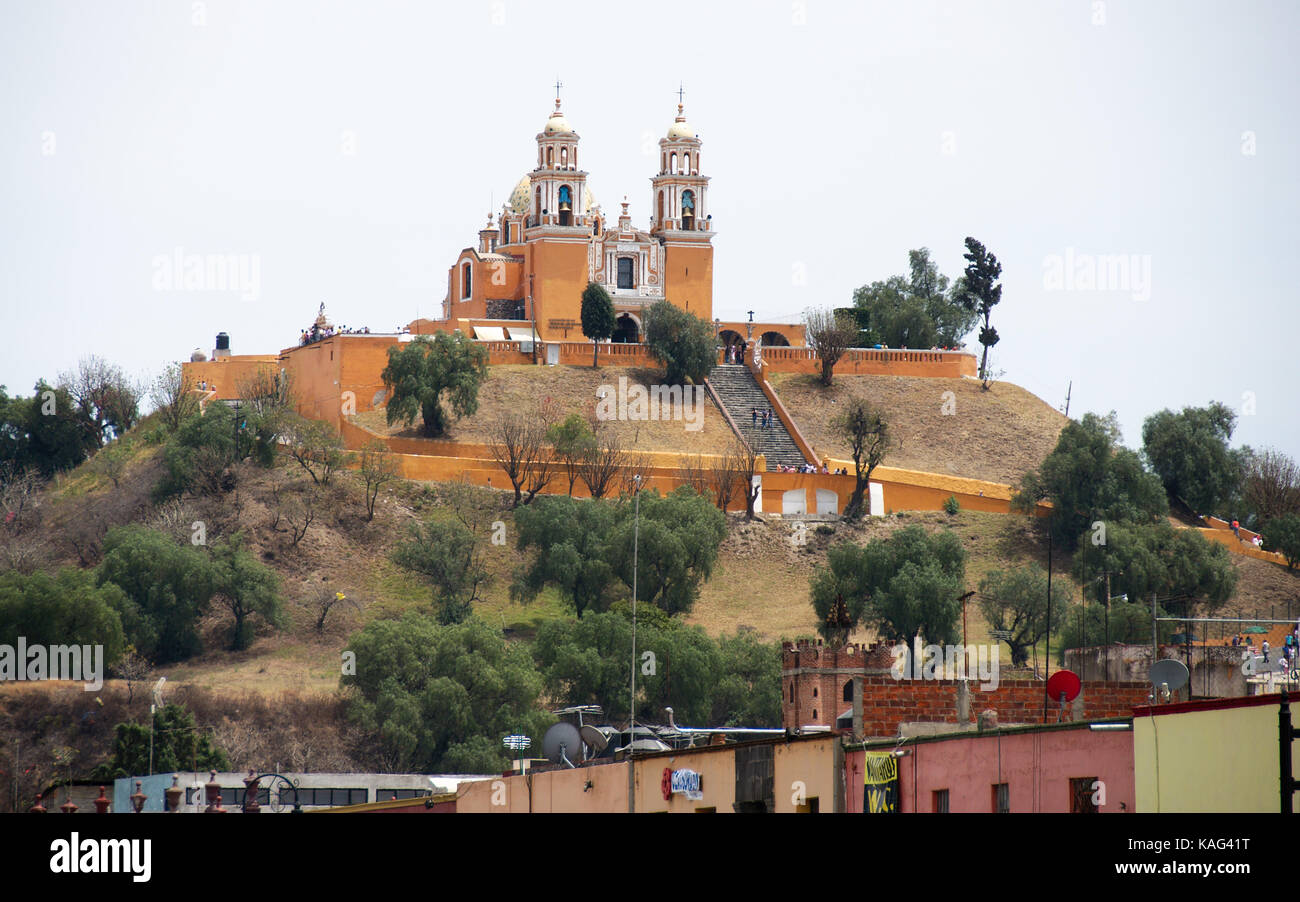 Cholula, Puebla, Mexique - 2016: Vue panoramique de la Grande Pyramide de Cholula, avec l'église Nuestra Señora de los Remedios au sommet. Banque D'Images