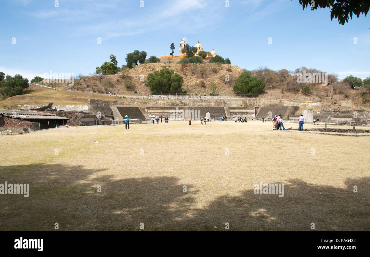 Cholula, Puebla, Mexique - 2016: Vue panoramique de la Grande Pyramide de Cholula, avec l'église Nuestra Señora de los Remedios au sommet. Banque D'Images