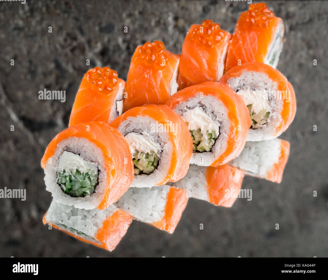 Rouler avec le saumon, le concombre et le caviar Banque D'Images