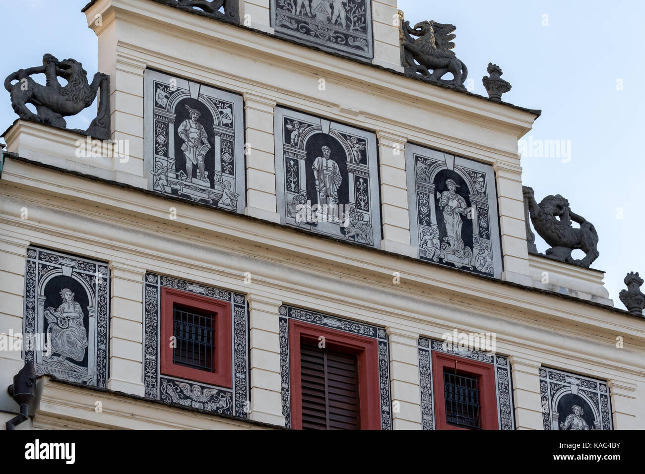 Pilsen, République tchèque - 16 août 2017 : détail d'une façade d'un bâtiment ancien dans le centre historique de la ville Banque D'Images