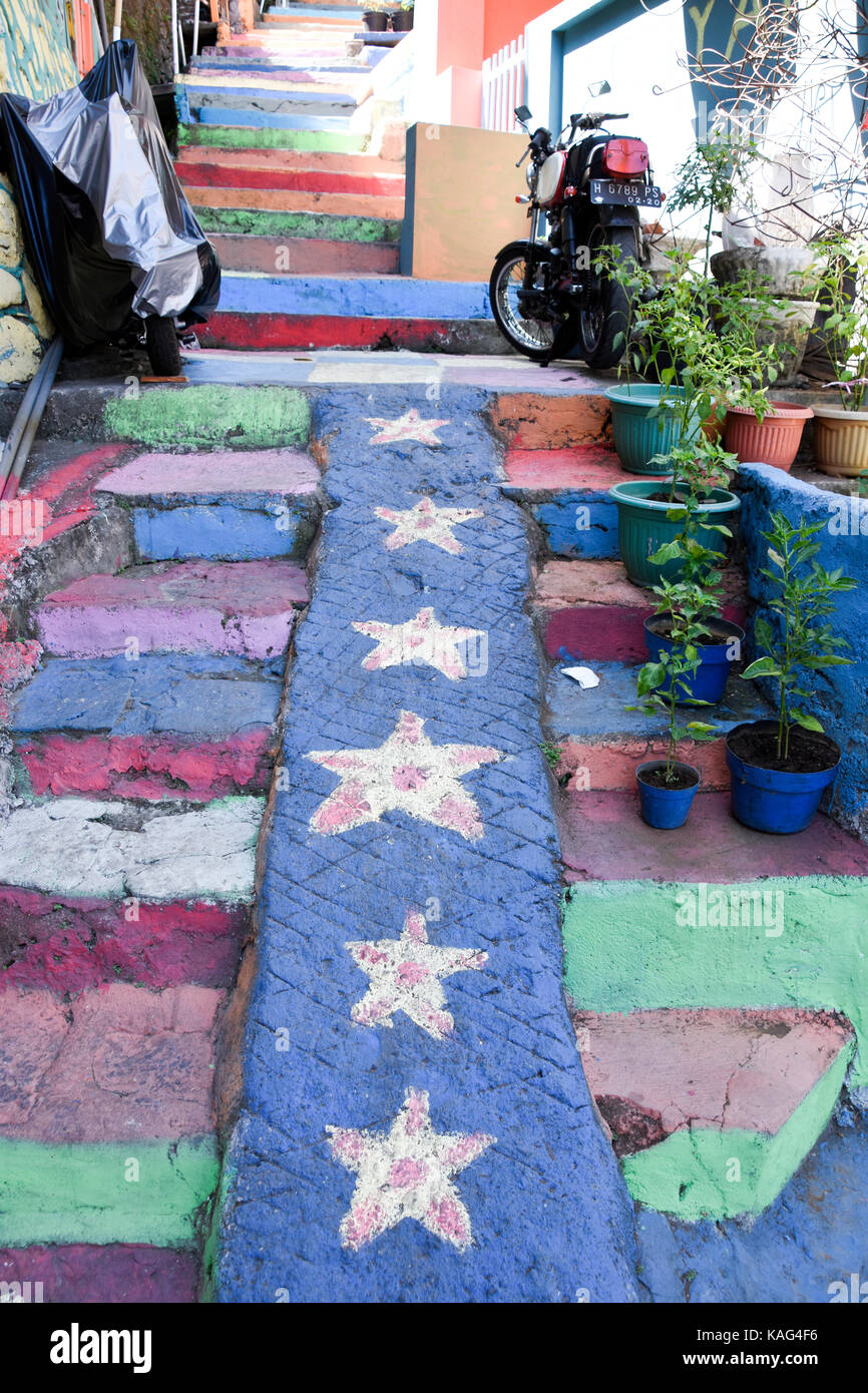 Chemin d'escalier / peint au rainbow village de Semerang, Indonésie Banque D'Images