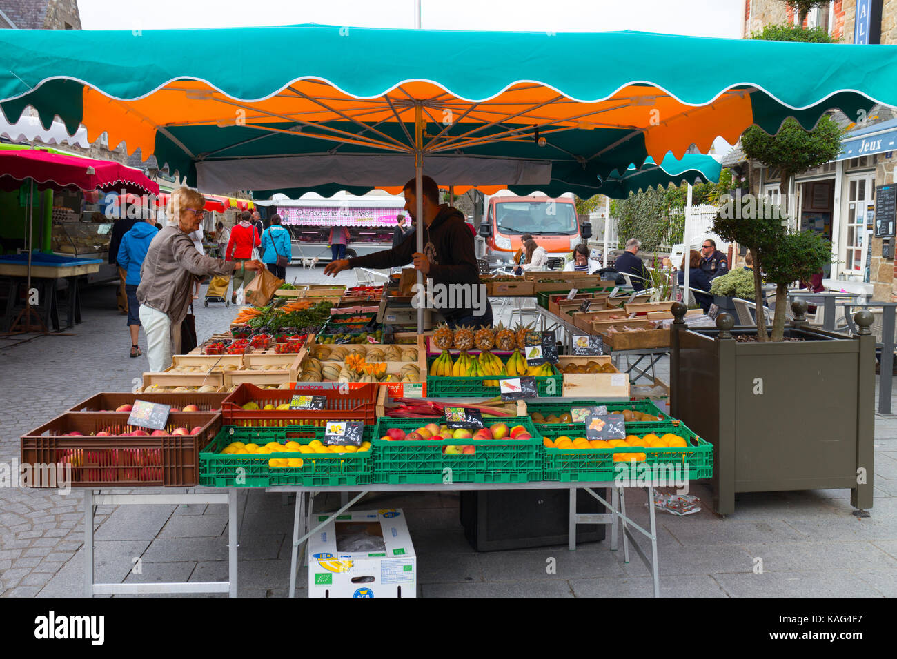 Décrochage du marché français, la vente de fruits et légumes Banque D'Images
