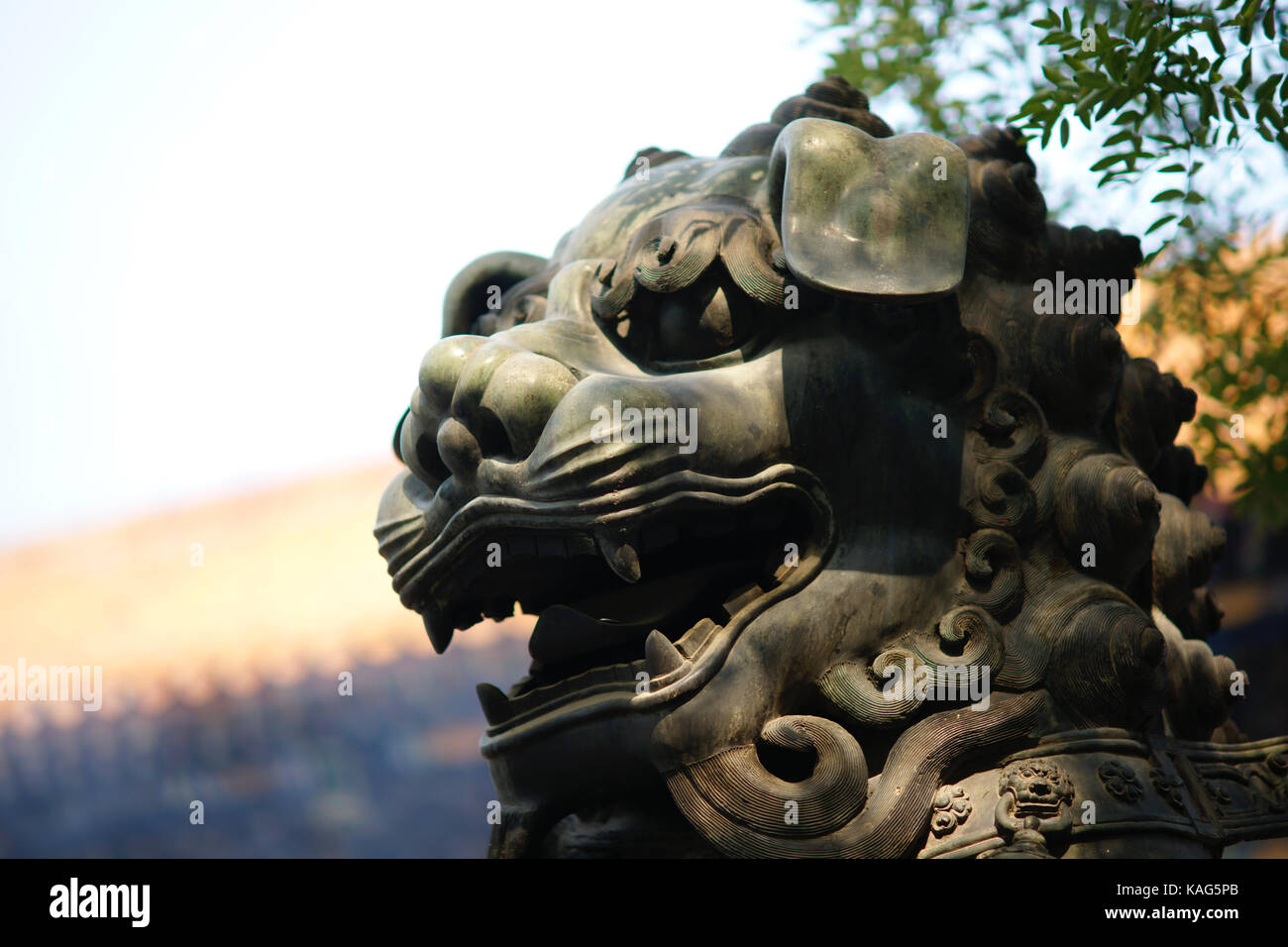 Belle tête de lion en bronze chinois au temple des lamas à Beijing Banque D'Images