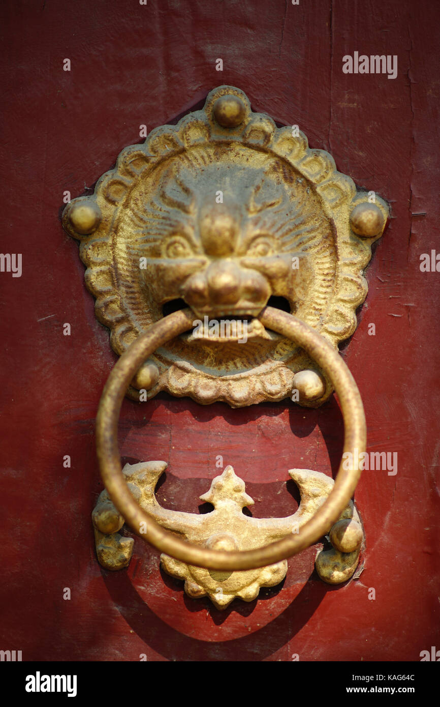 Heurtoir lion en bronze chinois à Beijing Banque D'Images