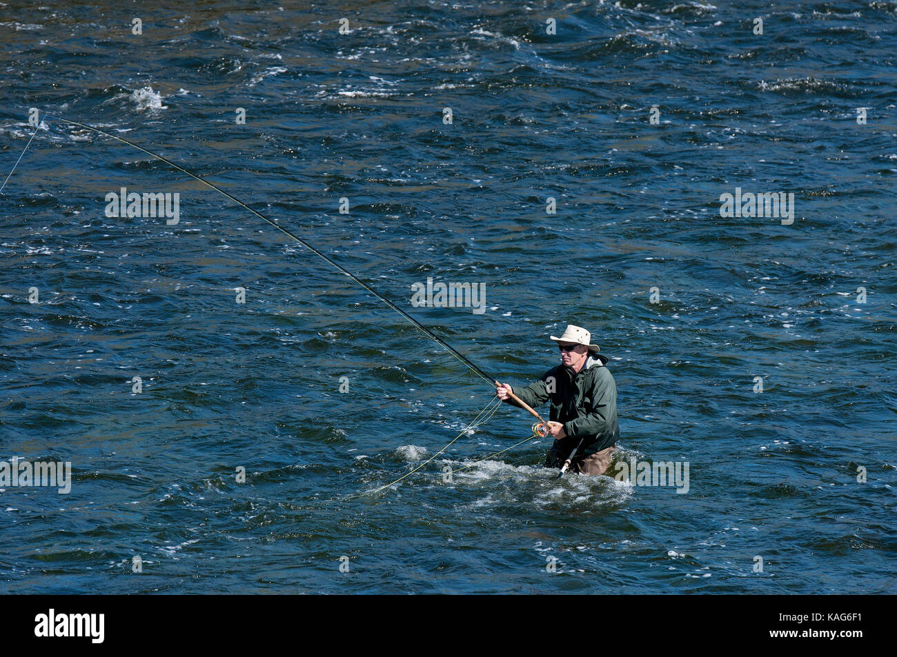 La pêche au saumon dans la rivière Corrib, Galway, comté de Galway, Irlande Banque D'Images