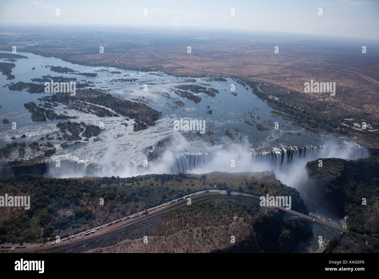 Vue aérienne des Chutes Victoria montrant la gorge qui divise la Zambie et du Zimbabwe que Zambèze plonge dans c Banque D'Images