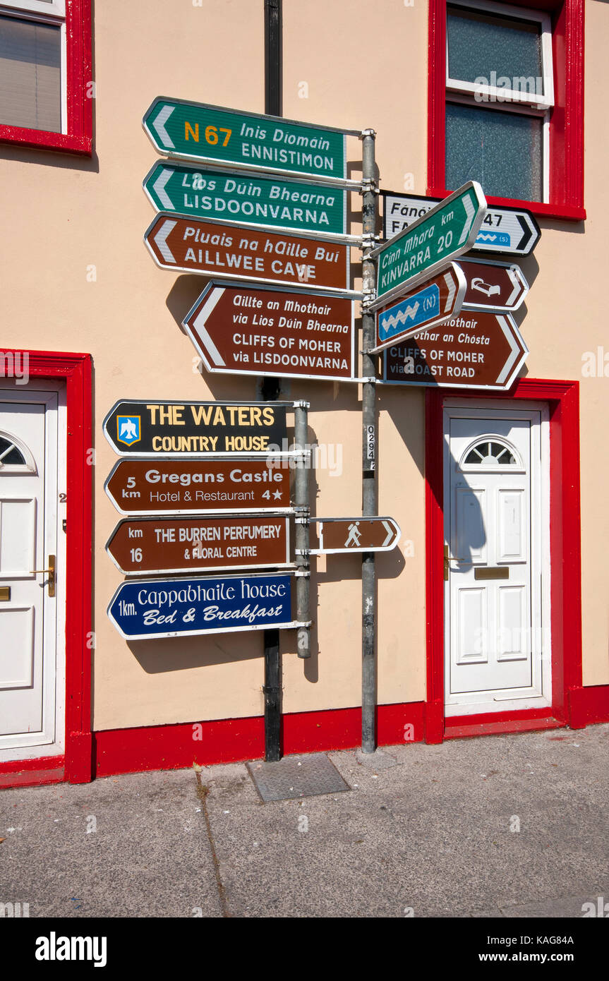 La signalisation routière dans le comté de Clare, Ballyvaughan, Irlande Banque D'Images