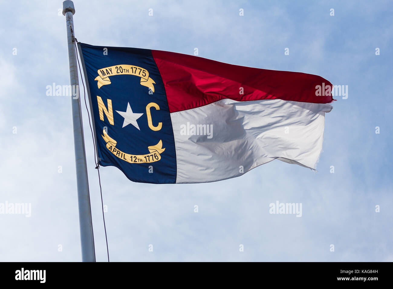 Drapeau d'État de Caroline du Nord dans le vent à fort macon. Banque D'Images
