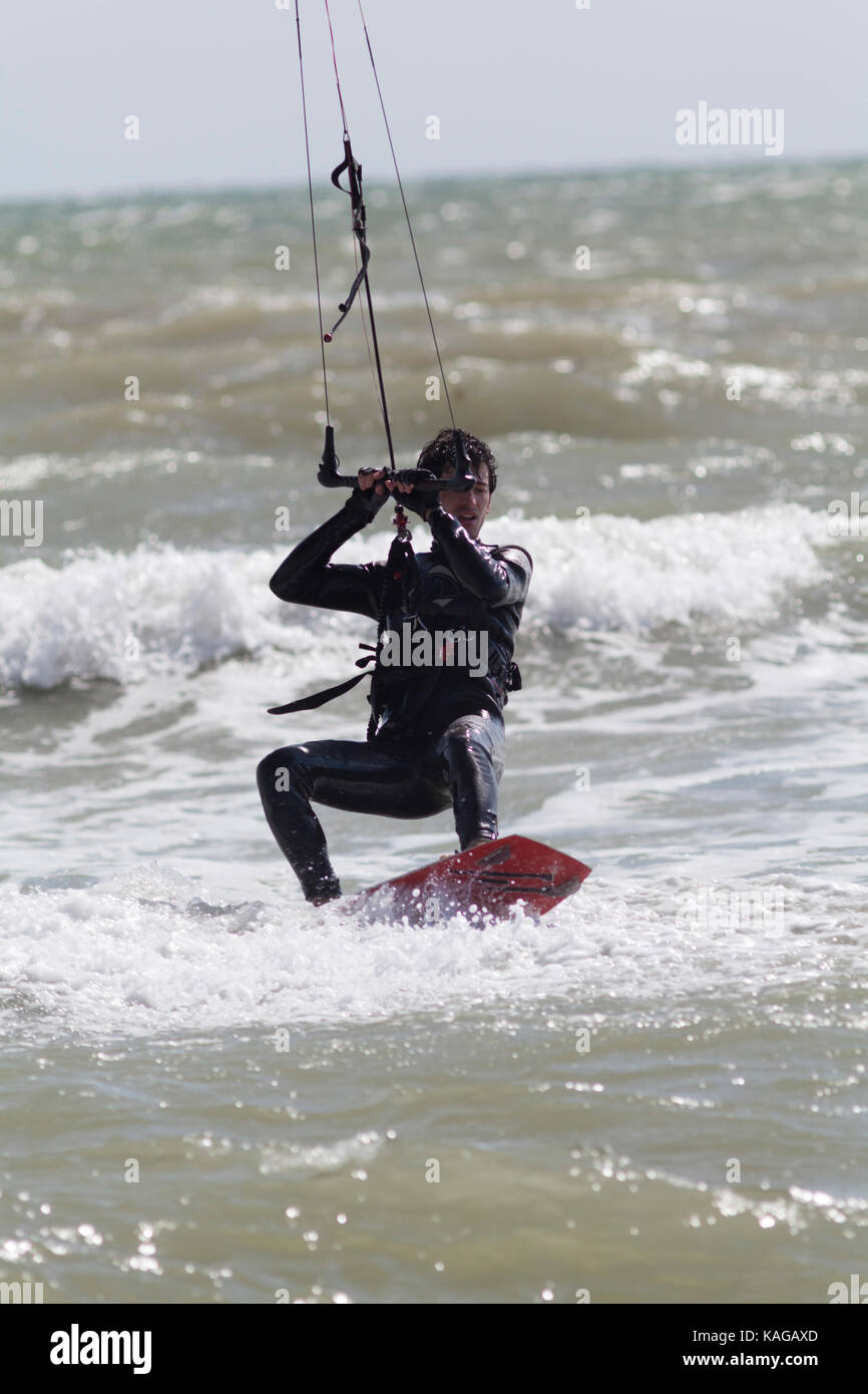 Royaume-uni, Brighton, un kite surfer au large de la côte de Brighton. Banque D'Images