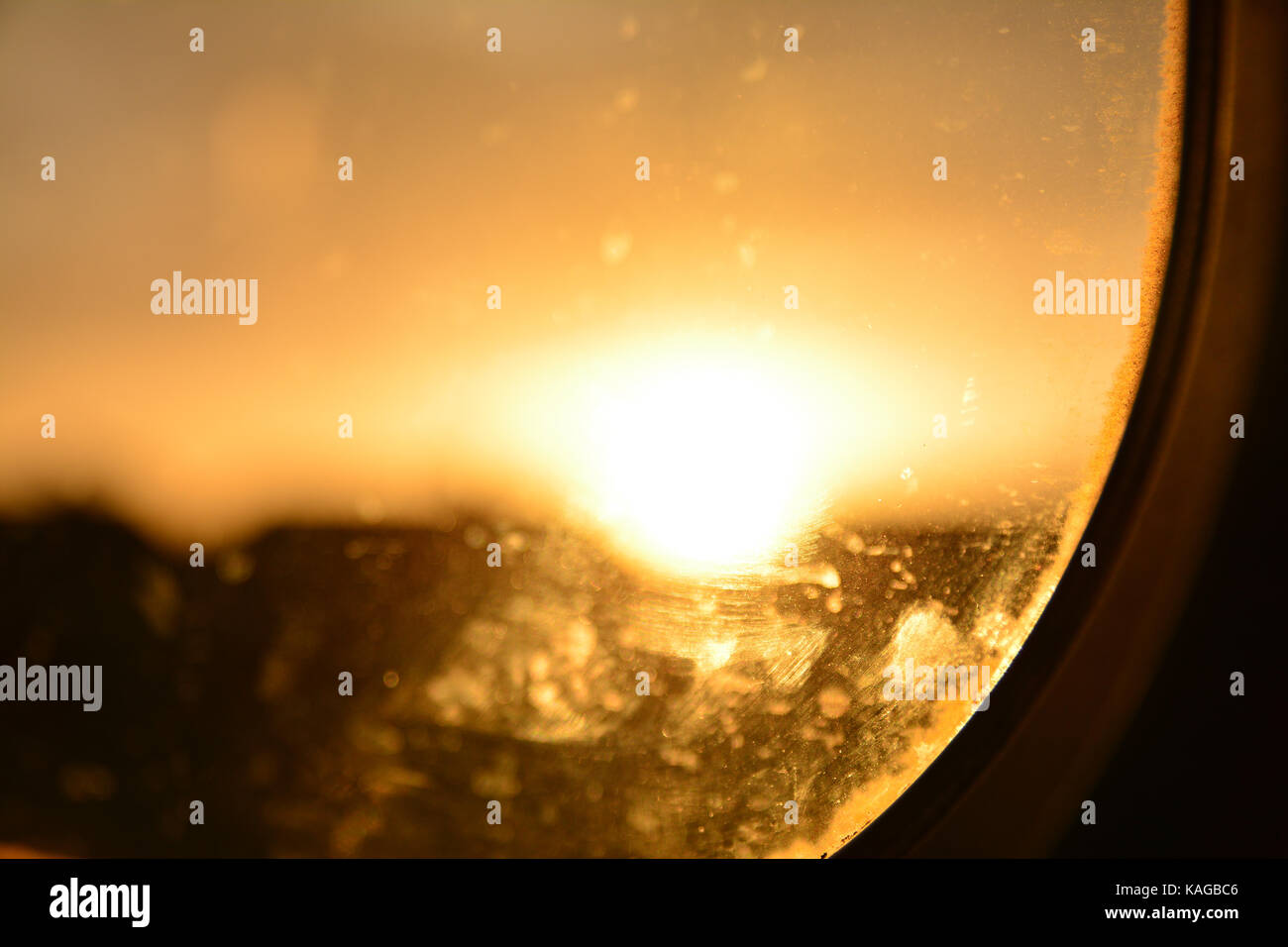 Un moody pensive Coucher du soleil en regardant par la fenêtre d'un train Banque D'Images