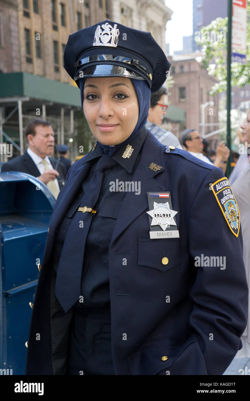 Un auxiliaire de police yéménites à musulmane il Day Parade à Midtown Manhattan, New York. Banque D'Images