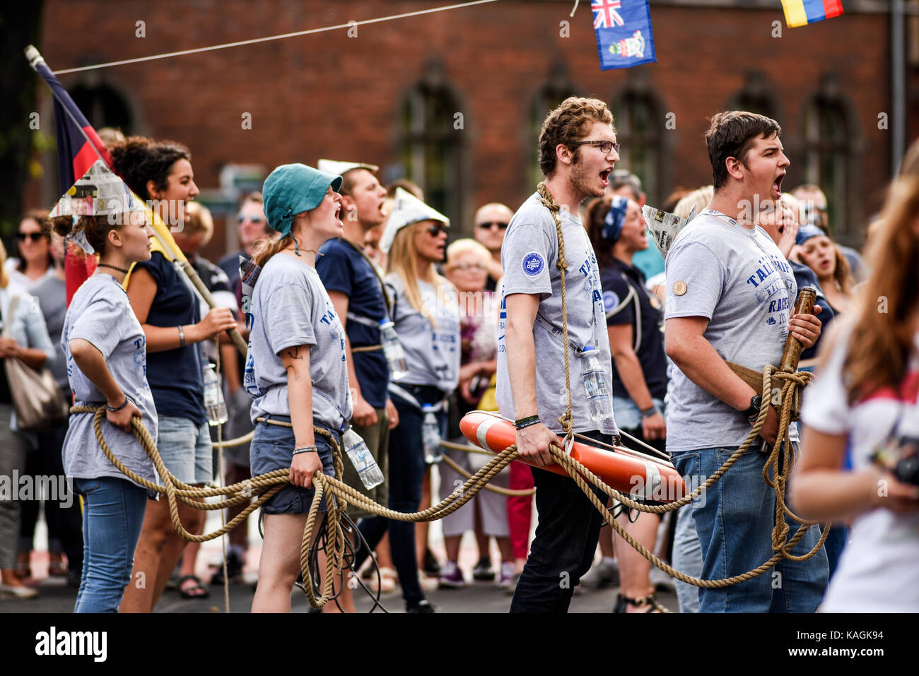 Szczecin, Pologne, le 6 août 2017 : les courses de grands voiliers 2017 crew parade à Szczecin. Banque D'Images