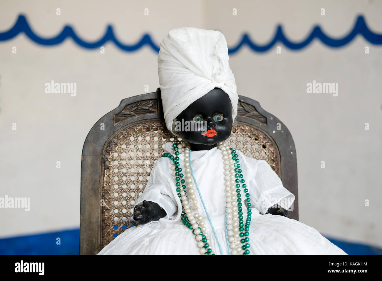 Une Santeria Doll se trouve dans une maison à Trinidad, Cuba. Santeria est une religion afro-américaine originaire d'Afrique de l'Ouest. Banque D'Images