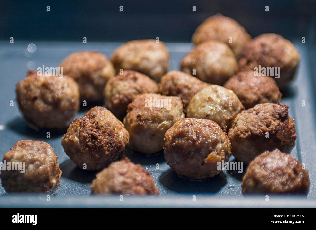 Boulettes faites maison dans un bac Banque D'Images