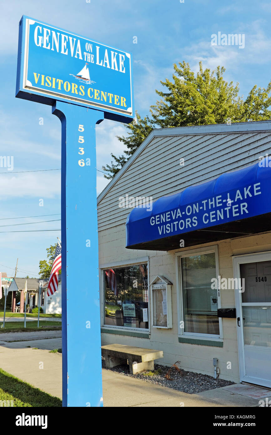 Genève-sur-le-Lac visiteurs sur la rue principale de ce quartier est connu pour ses vacances à l'ancienne se sentent maintenant une tranche americana en vie. Banque D'Images