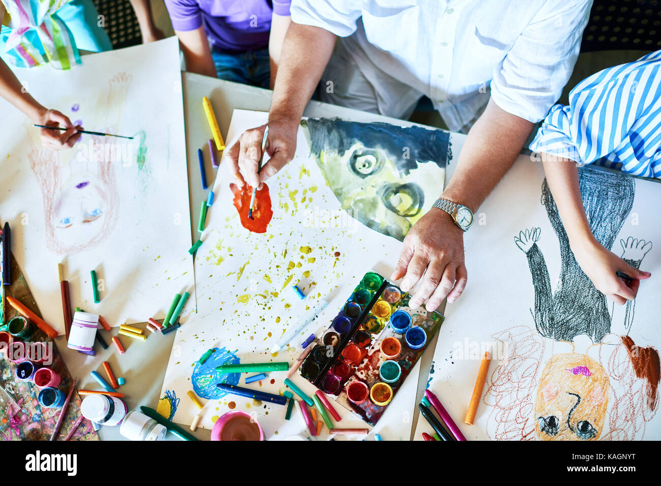 Peintures pour enfants dans la classe d'Art Banque D'Images