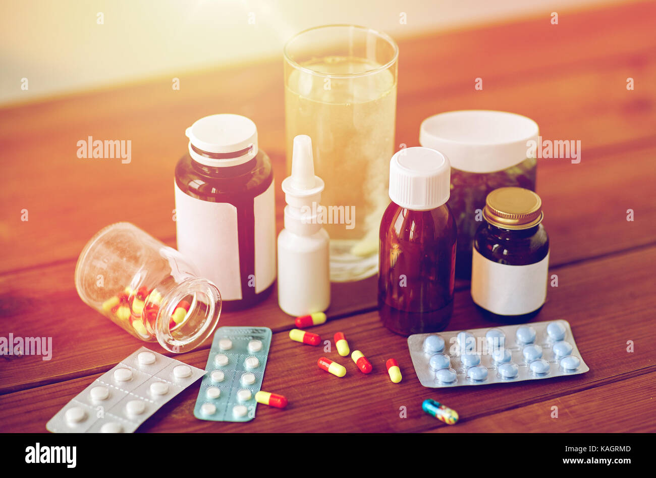 Médicaments et drogues sur table en bois Banque D'Images