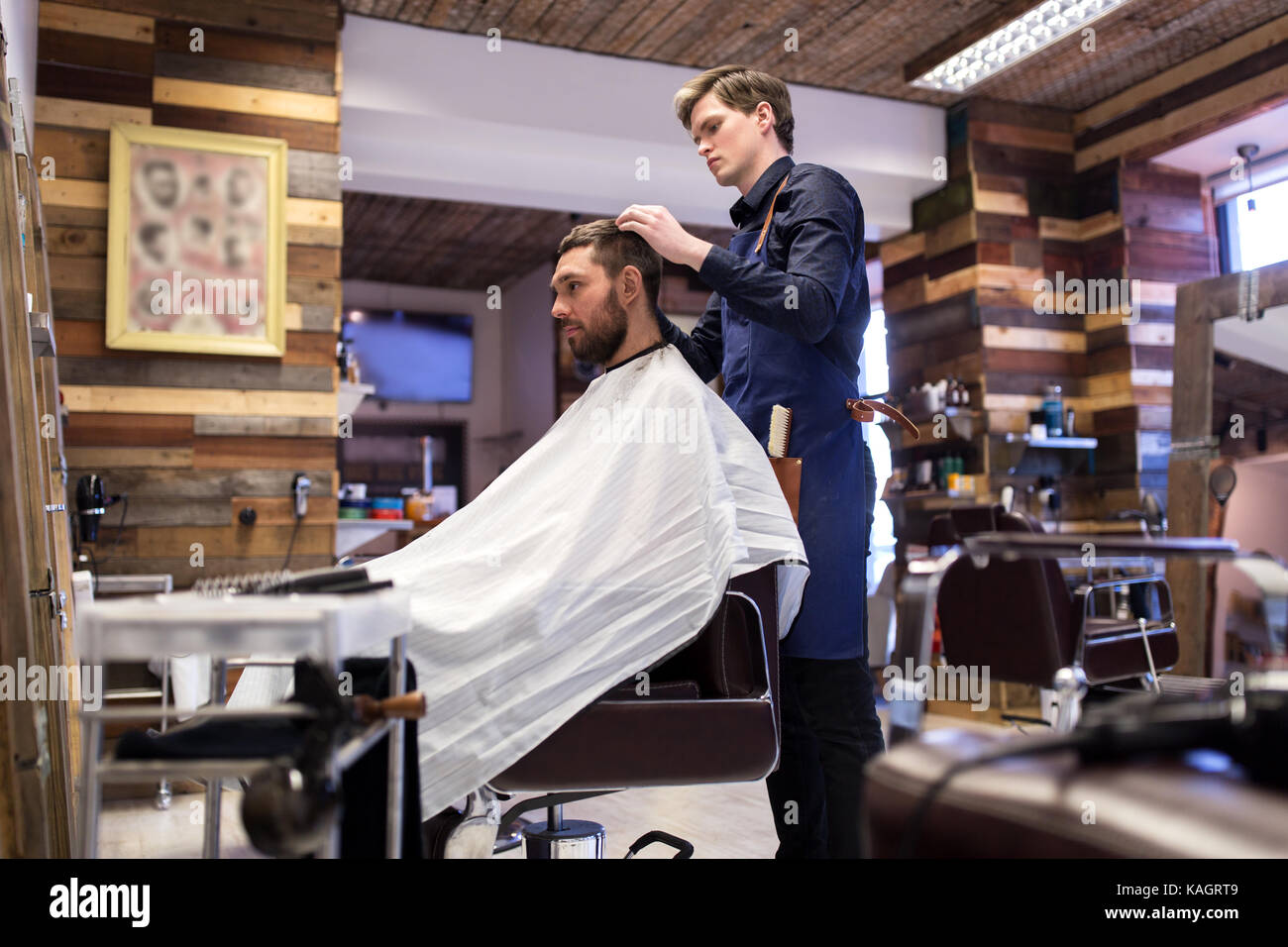 L'homme et de coiffure styling cheveux à la coiffure Banque D'Images