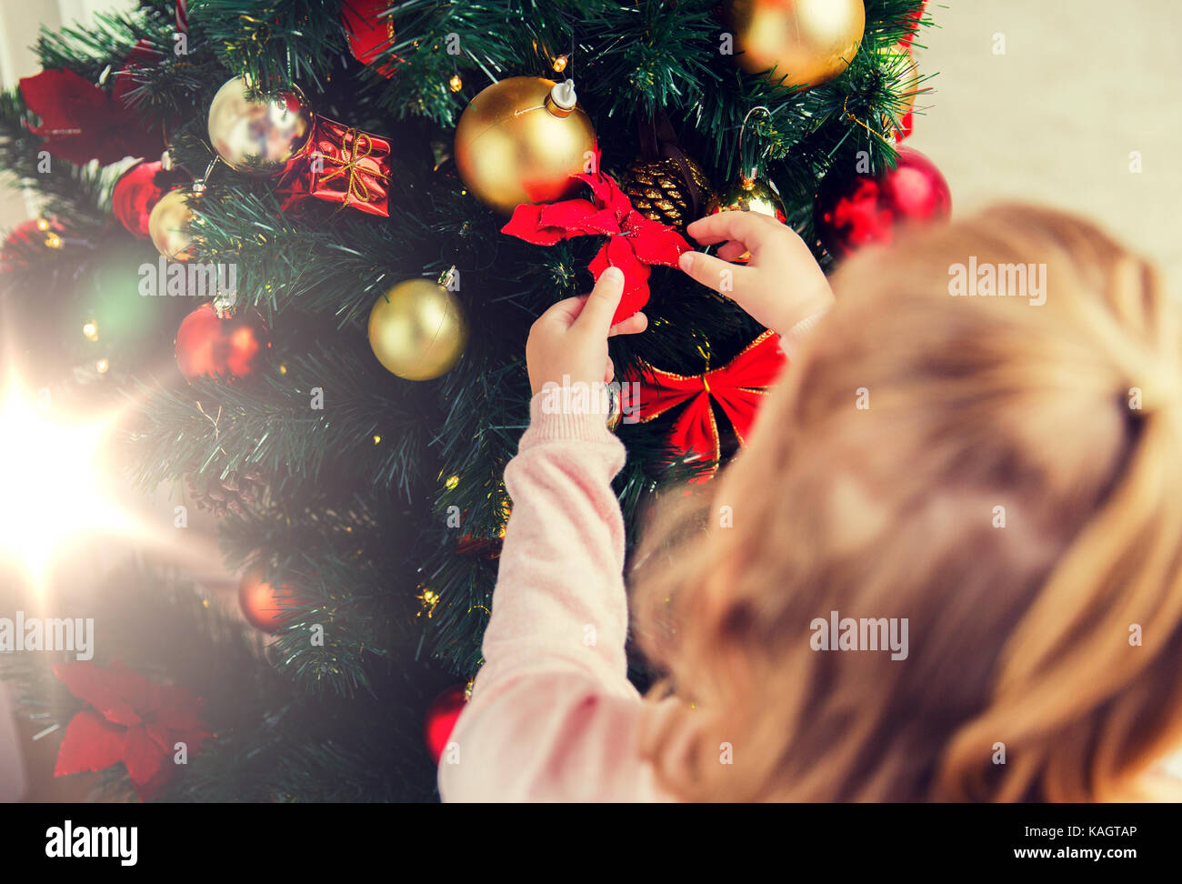 Close up of child decorating Christmas Tree Banque D'Images