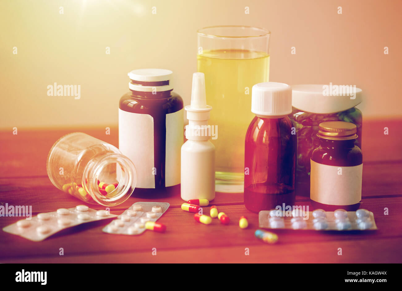 Médicaments et drogues sur table en bois Banque D'Images
