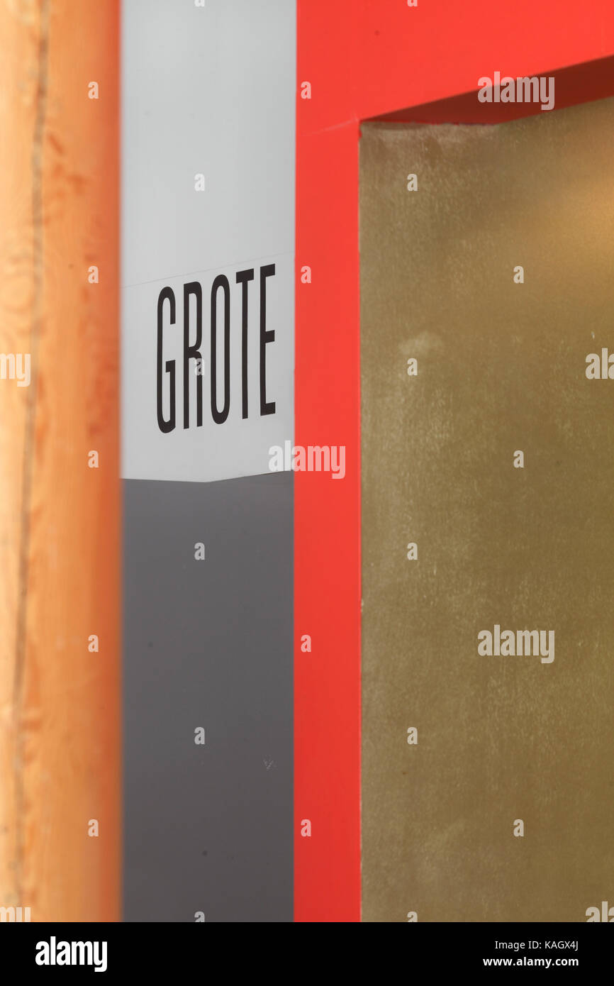 Détail de conception graphique (partie de signer à l'auditorium principal) avec pilier de bois en premier plan. Compagnietheater, Amsterdam, Pays-Bas. Architecte : meca Banque D'Images