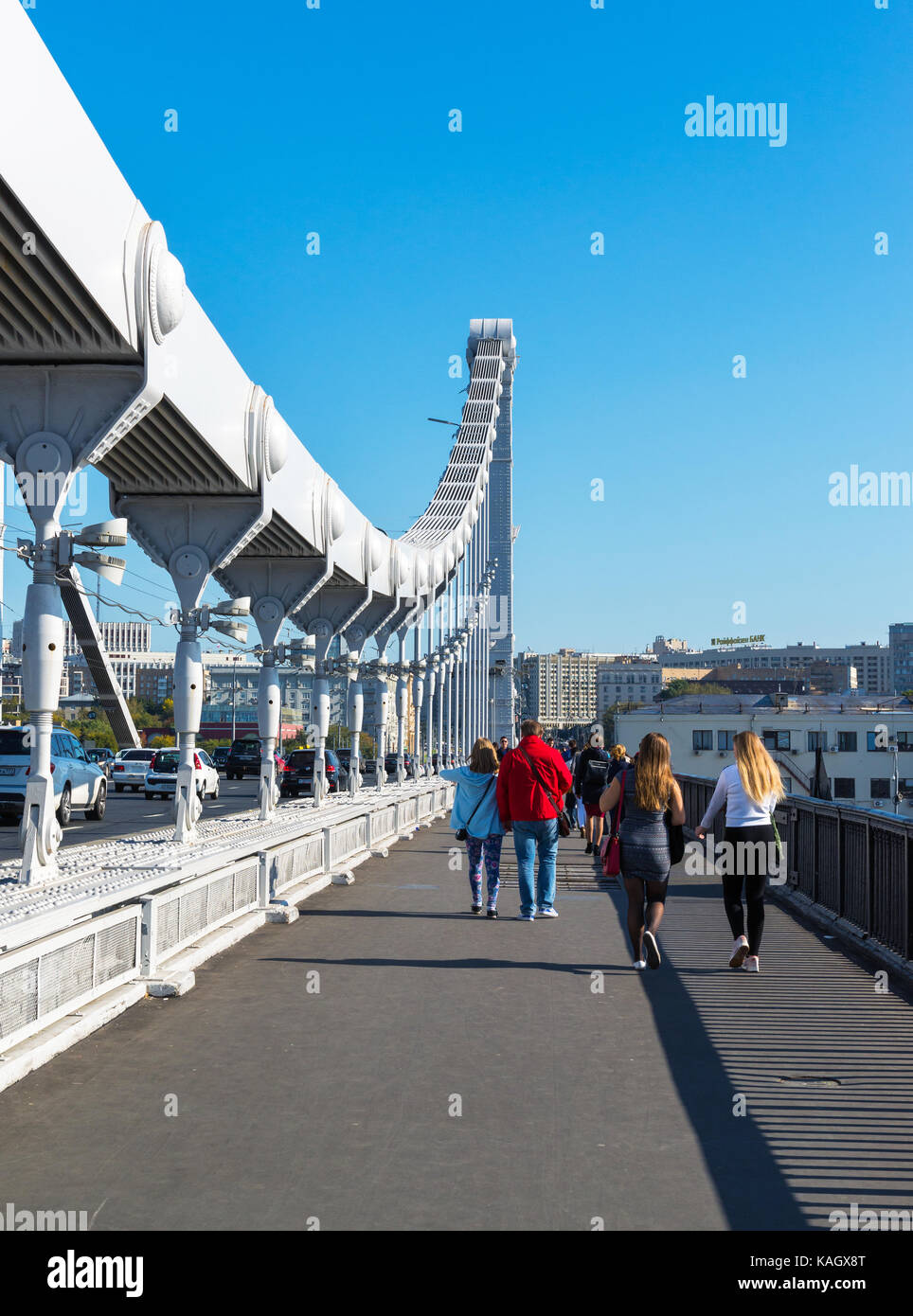 Moscou, Russie - 24 septembre. En 2017. Les gens sont à marcher le long du pont de Crimée Banque D'Images
