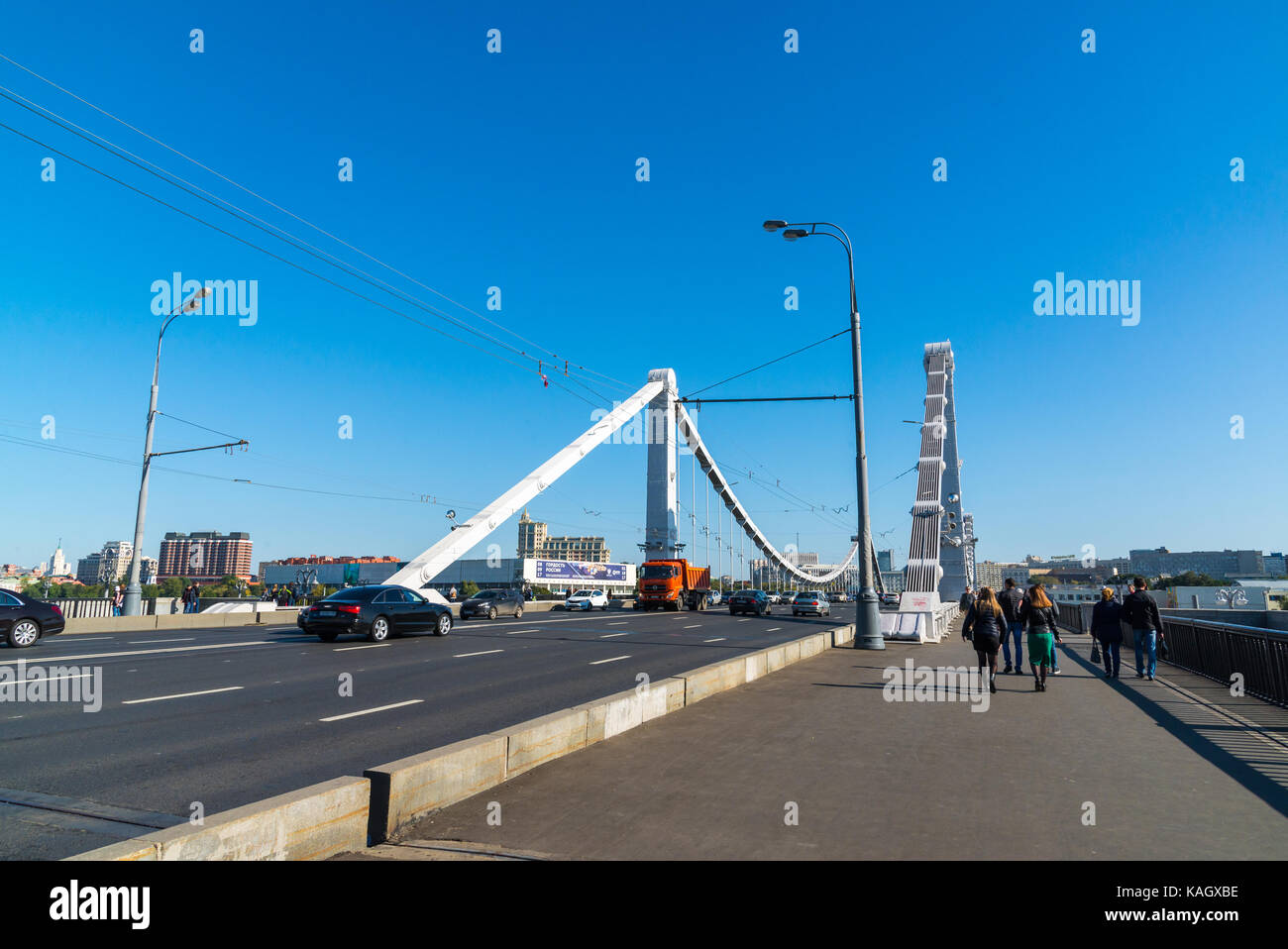 Moscou, Russie - 24 septembre. 2017. circulation des personnes et des voitures sur le pont de Crimée Banque D'Images