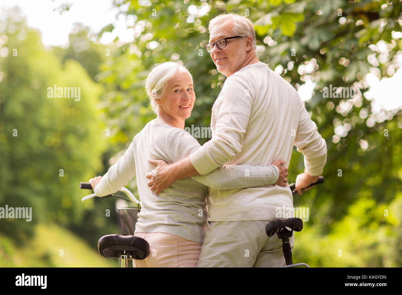Happy senior couple with bicycles at summer park Banque D'Images
