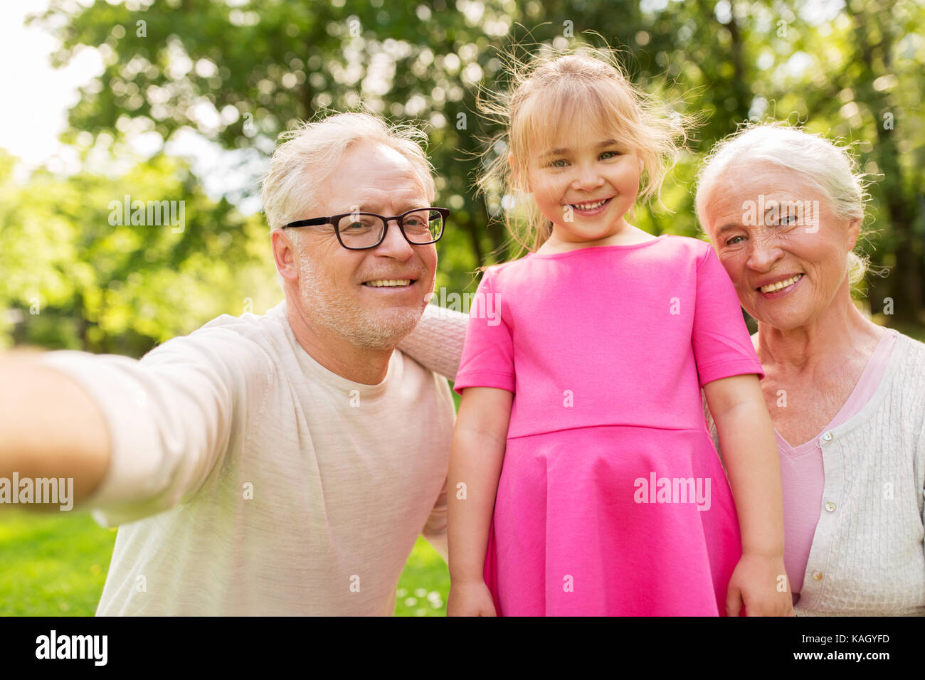 Les cadres supérieurs des grands-parents et petite-fille selfies Banque D'Images