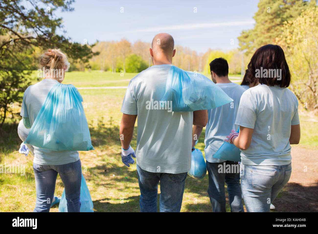 Groupe de bénévoles avec des sacs poubelles en park Banque D'Images