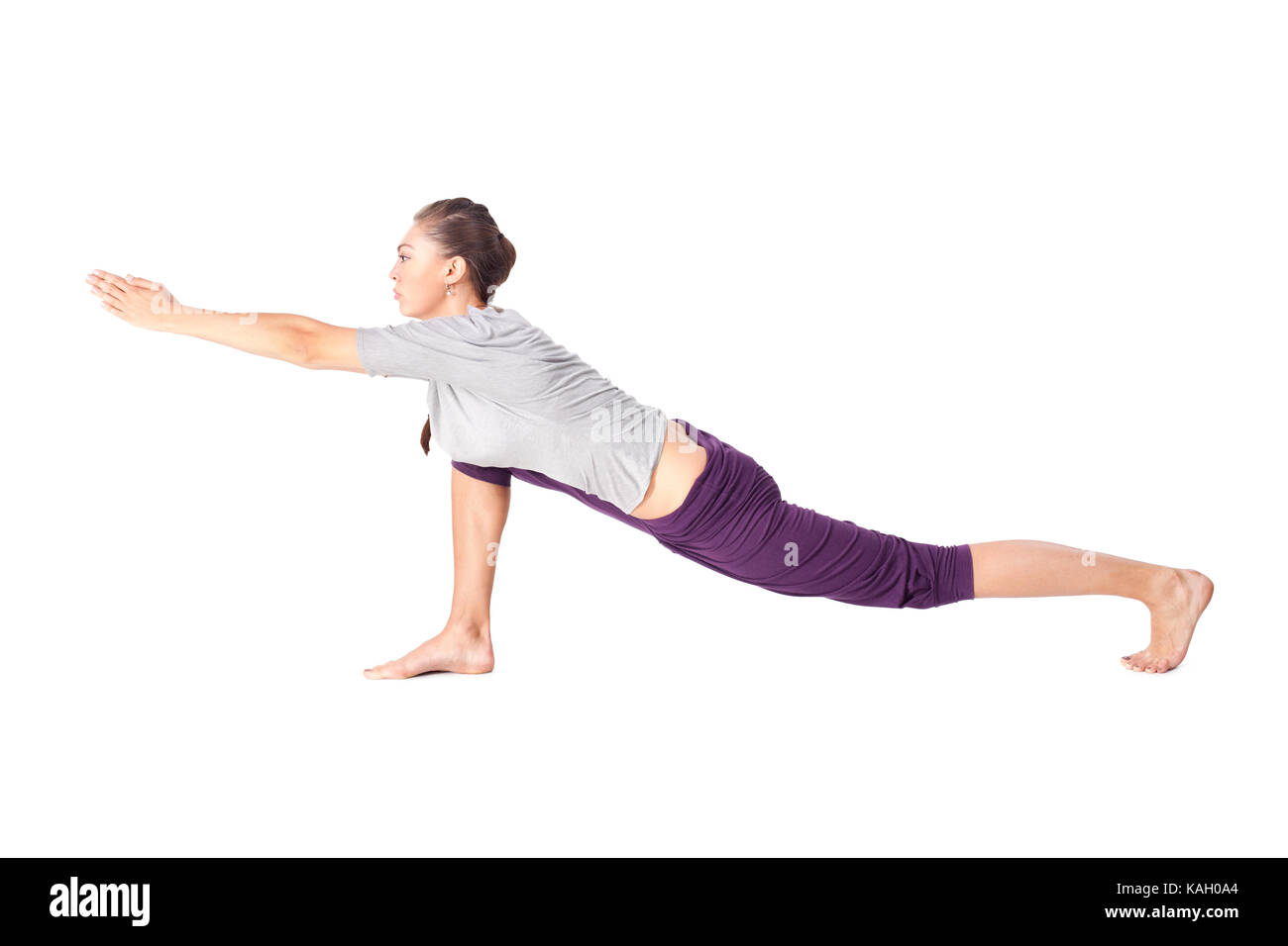 Young woman doing yoga exercice sur une jambe faible. isolé sur fond blanc Banque D'Images