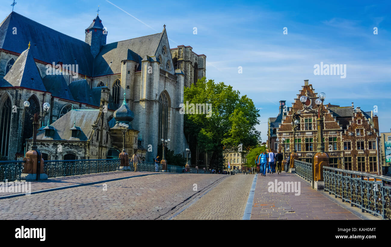 La Sint michielsbrug les repères du pont de Gand, tels que demeures médiévales, église St Nicholas et belfort van Gent (beffroi), Belgique. Banque D'Images