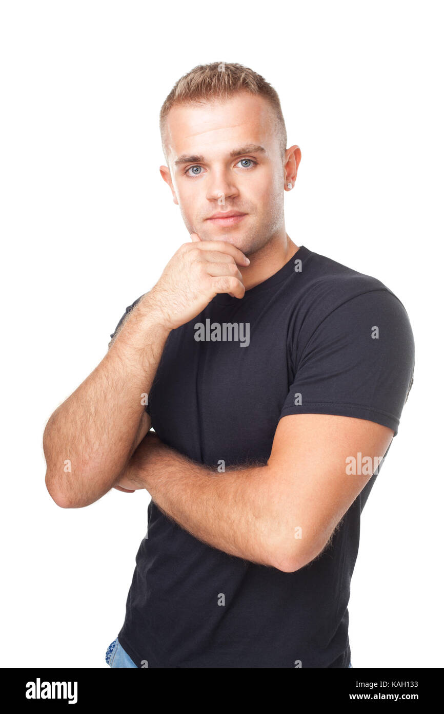 Portrait of young man holding hand jusqu'à menton avec bras croisés isolé sur fond blanc Banque D'Images
