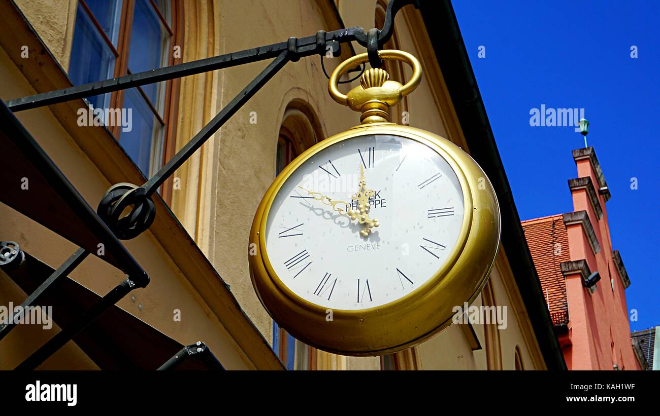 Horloge dorée accrochée à la construction à Ingolstadt, Allemagne Banque D'Images